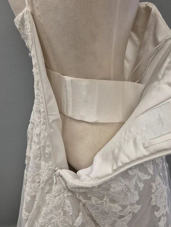 Pronovias Alcanar Lace & Tulle A-Line Wedding Dress - US 12 - Bustle Ready - Picture 7 of 16